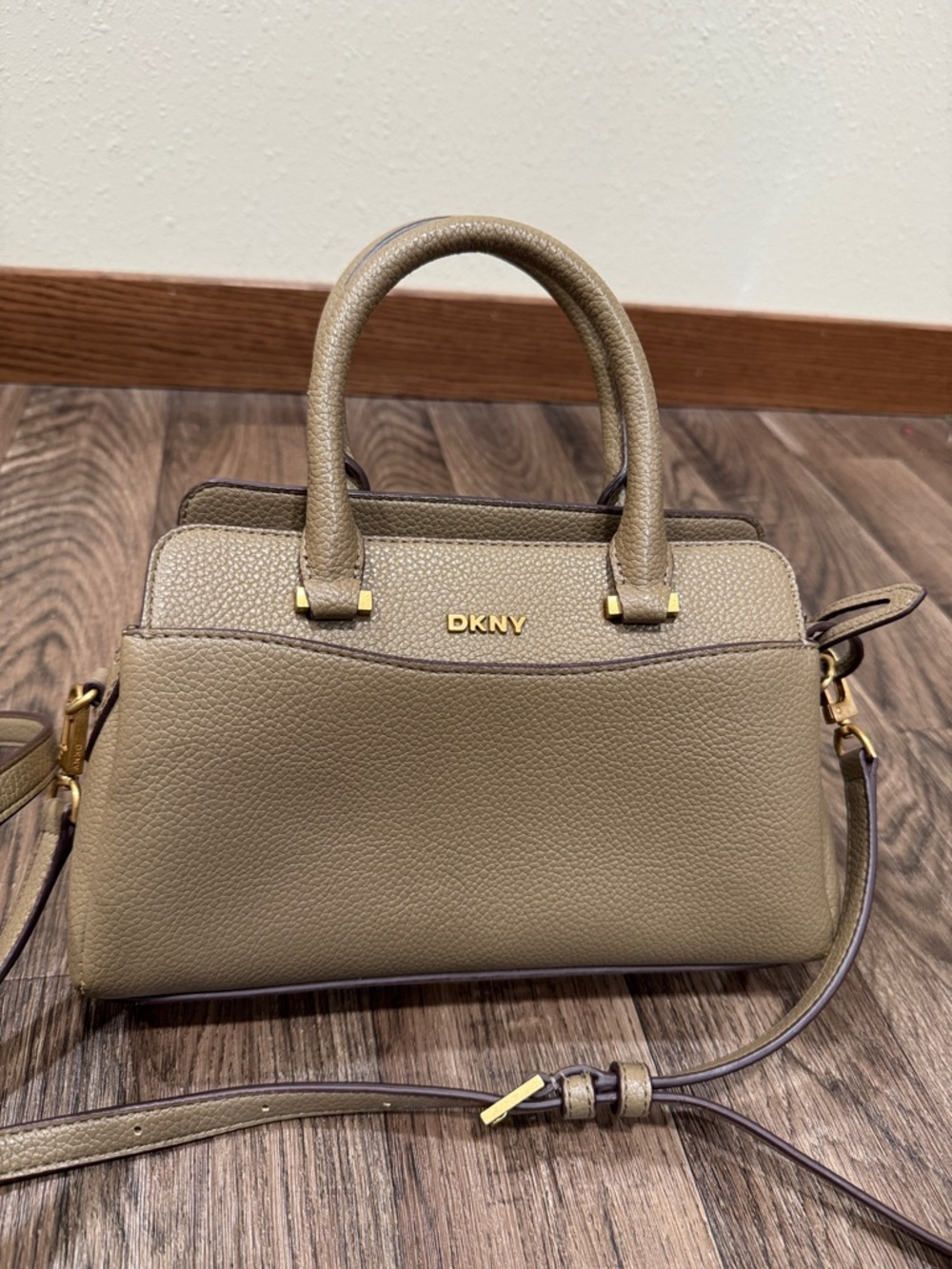 Like New DKNY Avelle Small Satchel Crossbody with Removable Straps